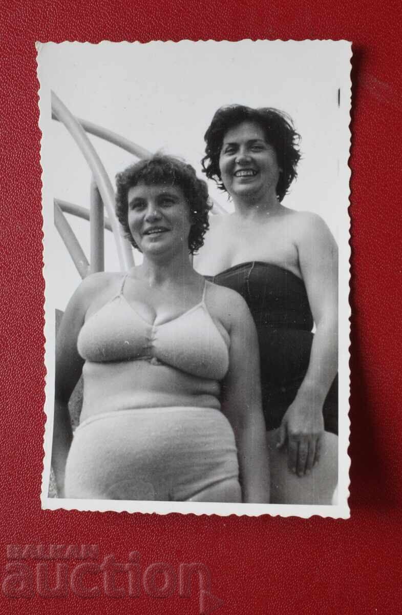 Двете Царици на Кюстендилският плаж 1962г. с цена € 1.02 | 1.99 лв. Двете Царици на Кюстендилският плаж 1962г. с цена € 1.02 | 1.99 лв.