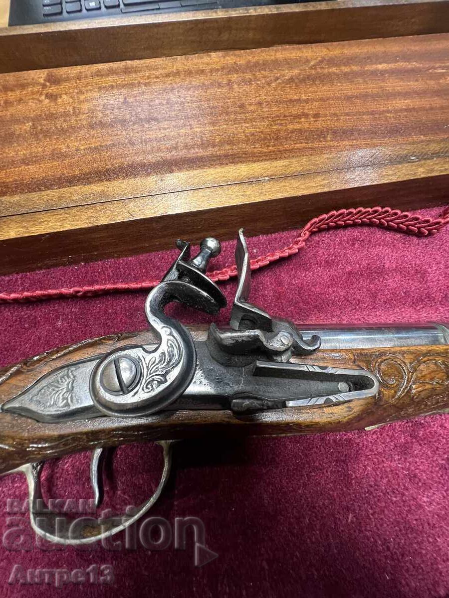 Аукцион Кремъчен пистолет