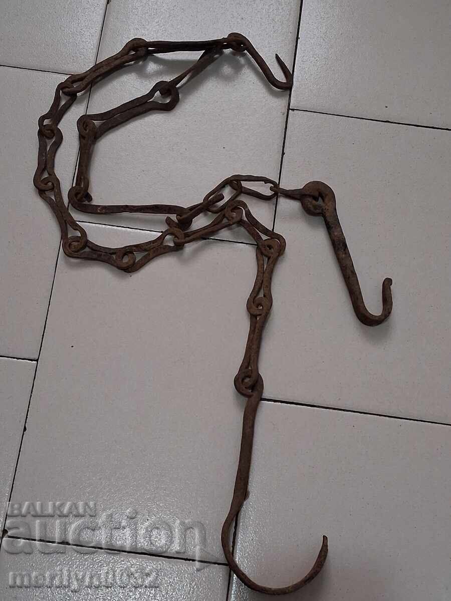 Licitație Lant vechi din fier forjat cu carlig, lant vatra carlig Licitație Lant vechi din fier forjat cu carlig, lant vatra carlig