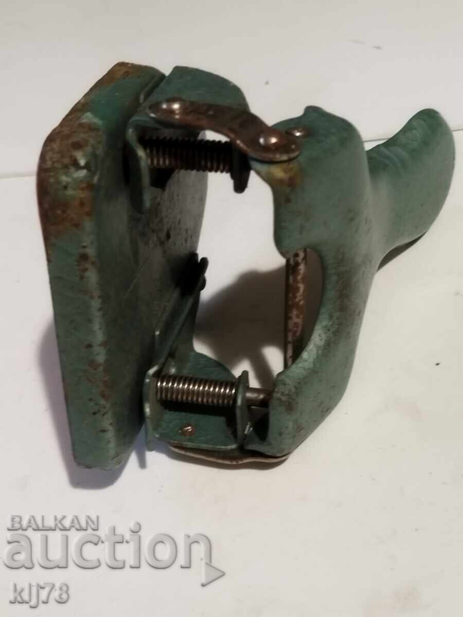 Доставка на Голям ретро перфоратор