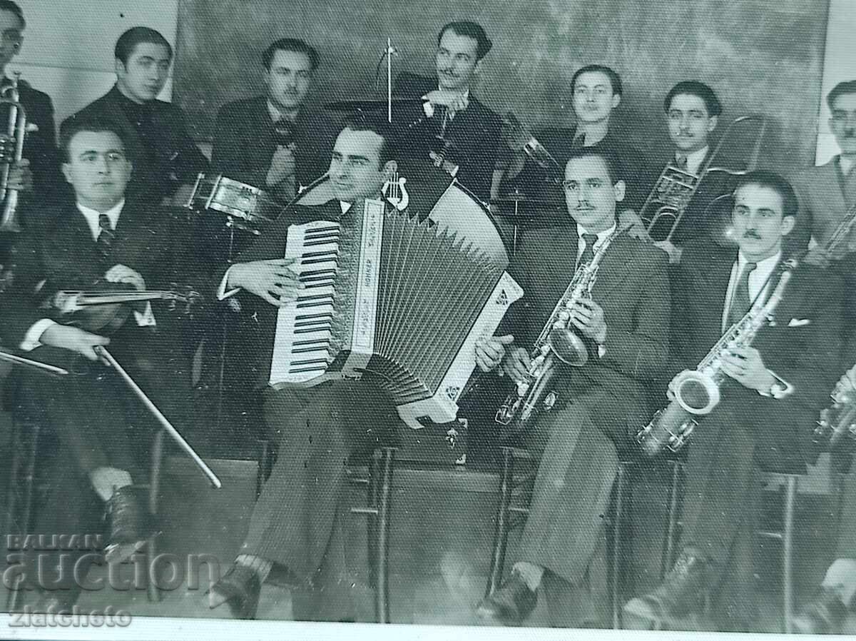 Fotografie Regatul Bulgariei - Orchestra de jazz studențească cu preț € 25.56 | 49.99 BGN Fotografie Regatul Bulgariei - Orchestra de jazz studențească cu preț € 25.56 | 49.99 BGN