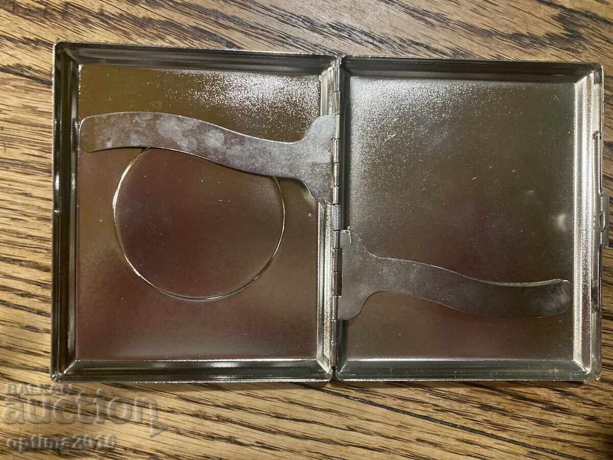 Табакера и значка Harley Davidson с цена 18.00 лв. | € 9.20 Табакера и значка Harley Davidson с цена 18.00 лв. | € 9.20