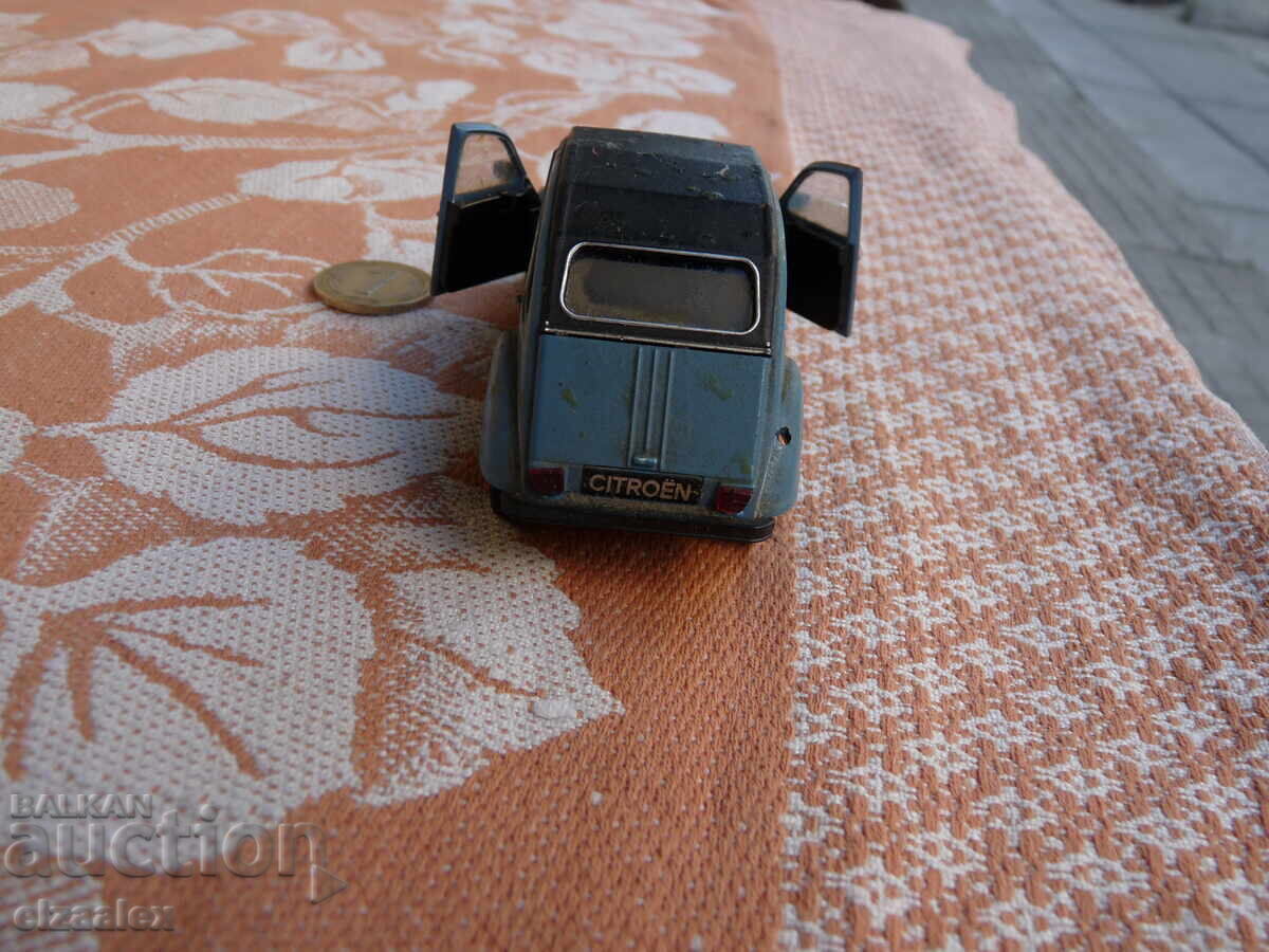 Livrarea Cărucior vechi de metal Livrarea Cărucior vechi de metal