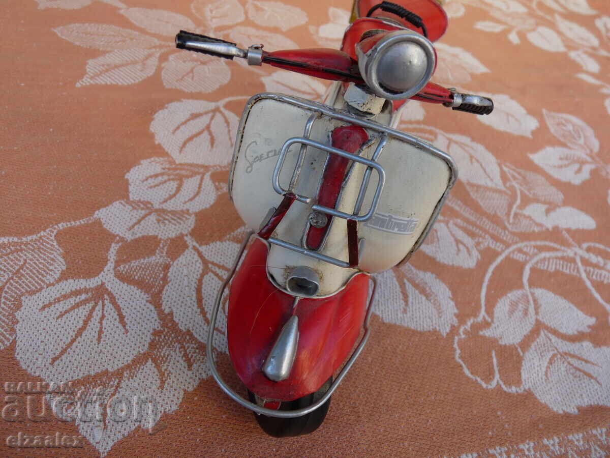 Livrarea Motor metalic vechi, excelent