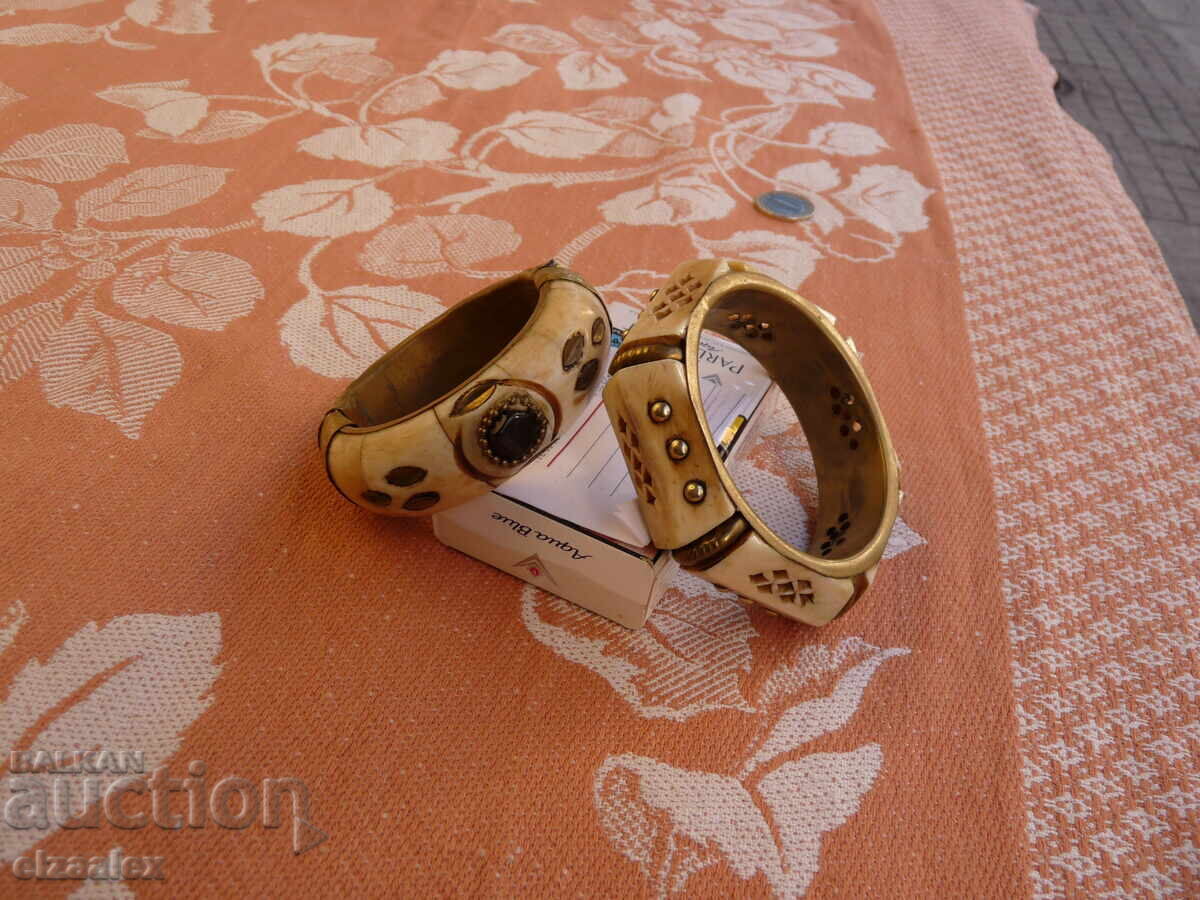 Livrarea Brățări vechi din bronz Livrarea Brățări vechi din bronz