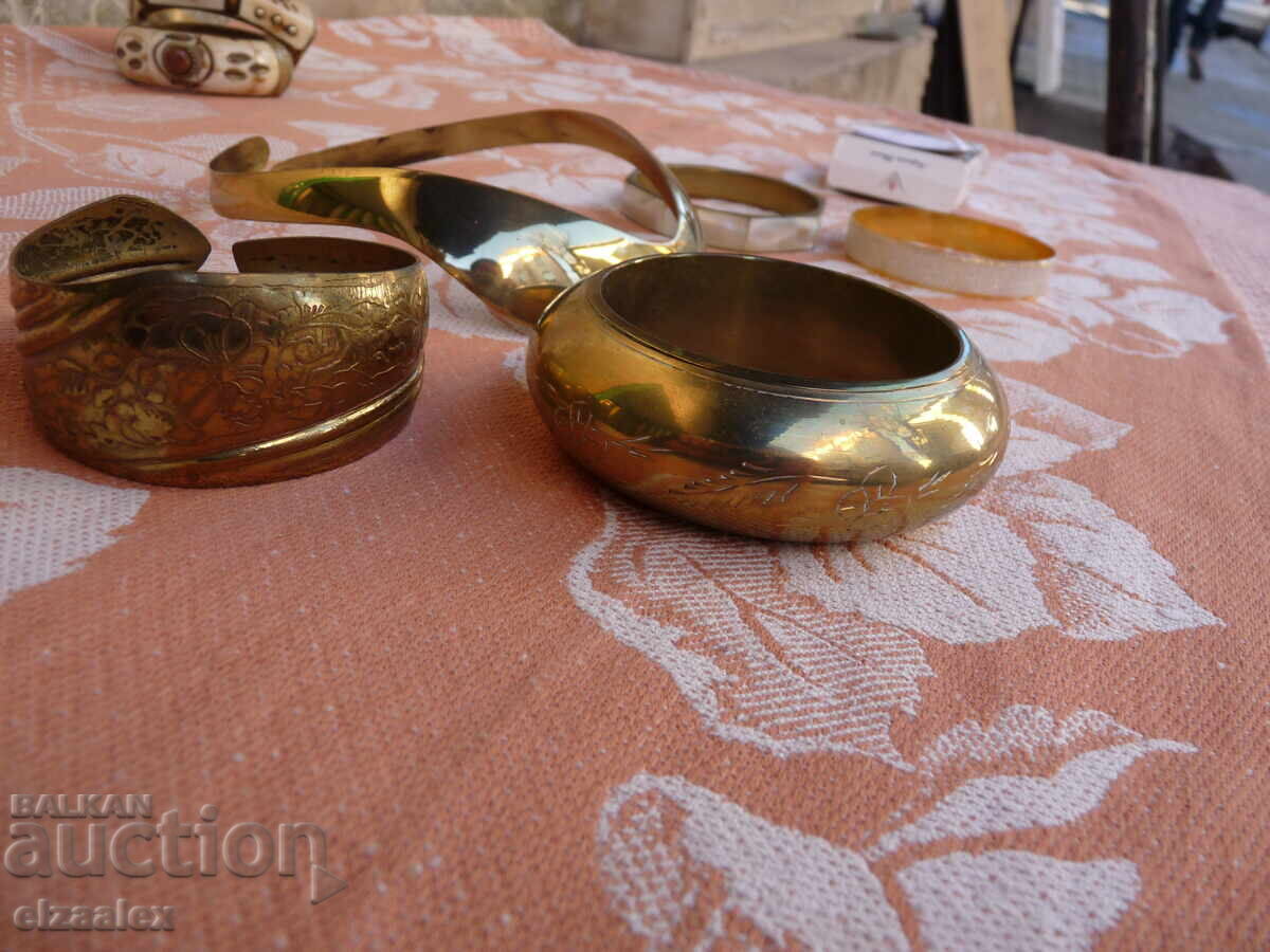 Livrarea Brățări vechi din bronz Livrarea Brățări vechi din bronz