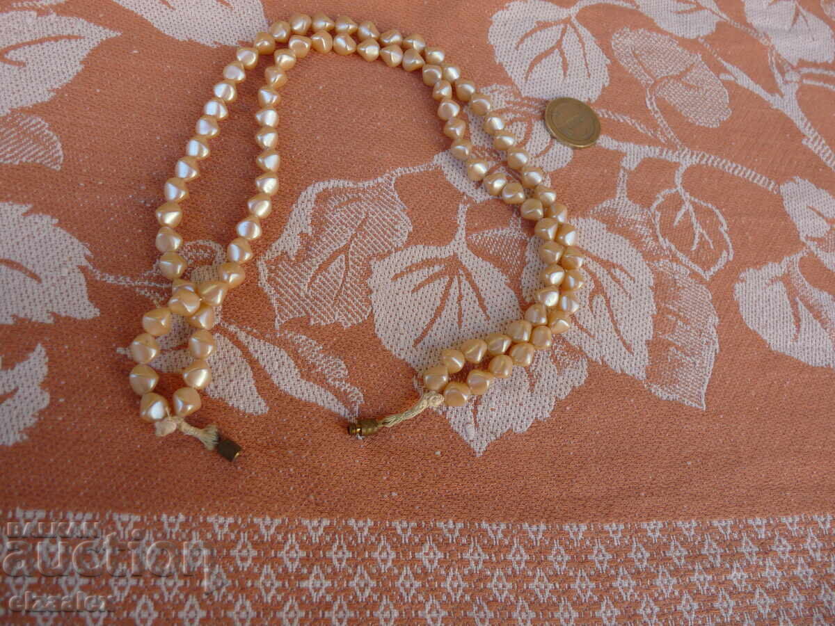 Delivery of Old mother-of-pearl necklace Delivery of Old mother-of-pearl necklace