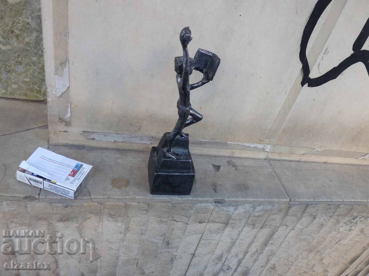 Аукцион Масивна метална статуетка  свещник