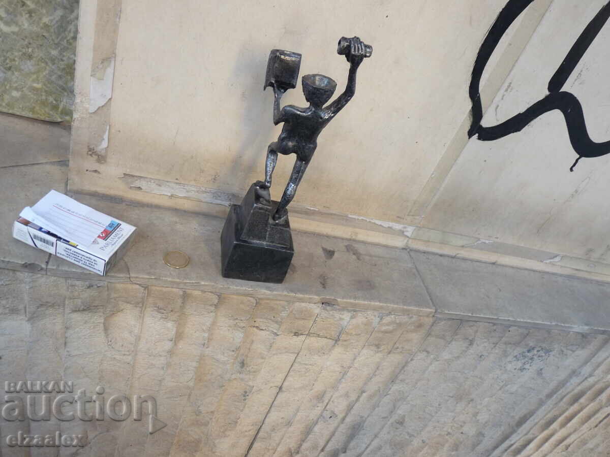 Доставка на Масивна метална статуетка  свещник