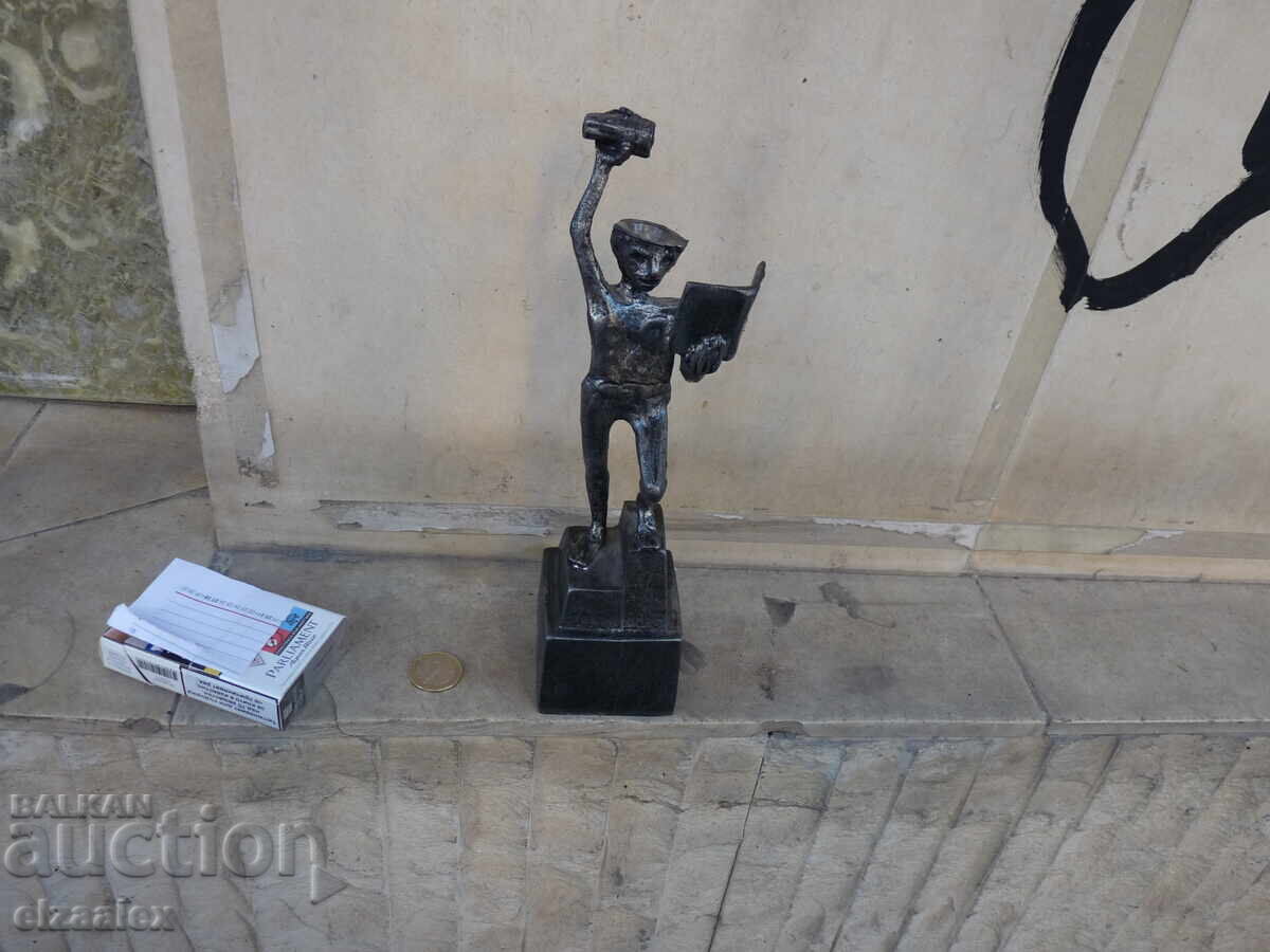 Масивна метална статуетка  свещник