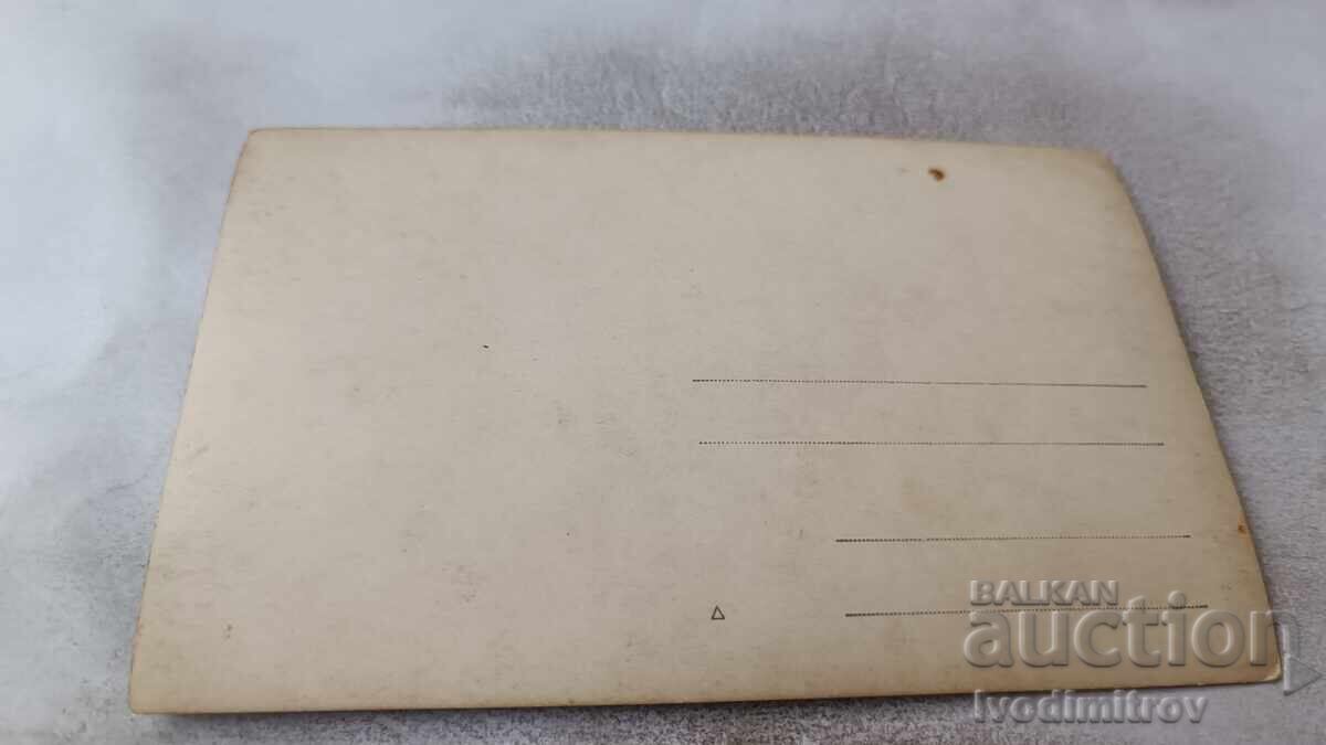 Fotografie Bărbați femei și copii 1 Mai 1933 cu preț 2.35 BGN | € 1.20 Fotografie Bărbați femei și copii 1 Mai 1933 cu preț 2.35 BGN | € 1.20