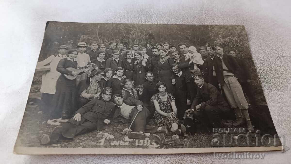 Fotografie Bărbați femei și copii 1 Mai 1933 Fotografie Bărbați femei și copii 1 Mai 1933