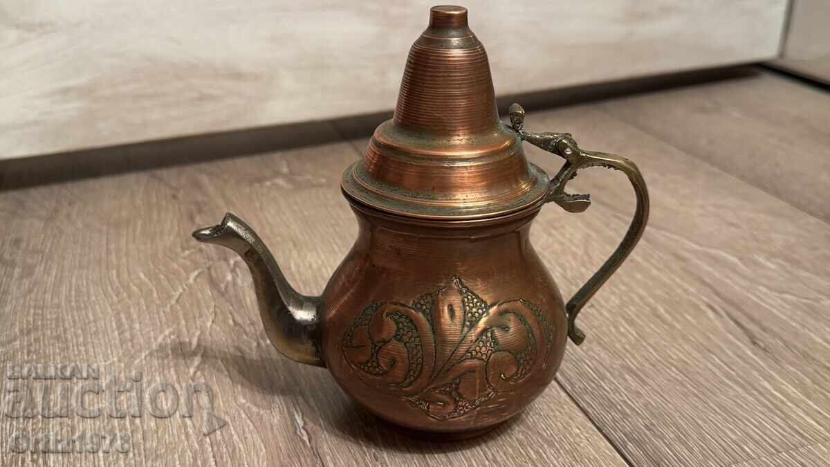 Ceainic mic din cupru forjat – bijuterie, anii '60 cu preț 99.00 BGN | € 50.62