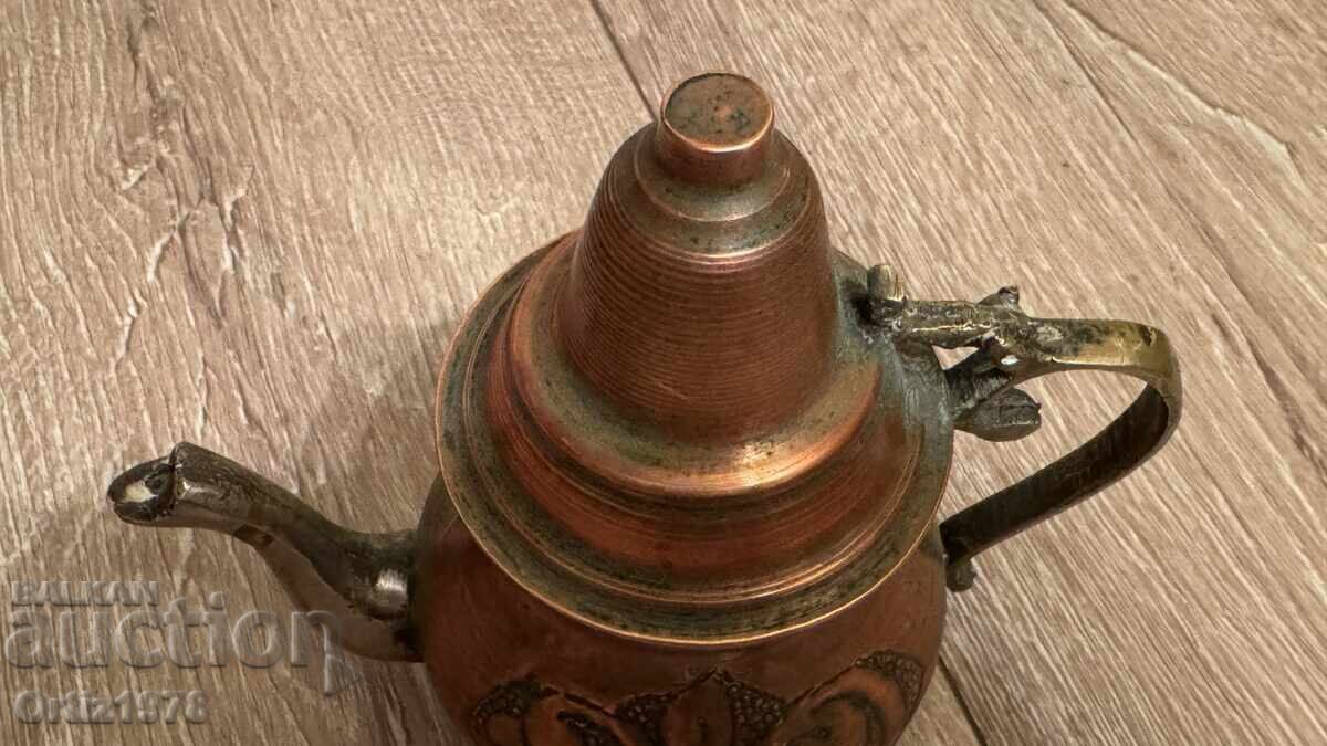 Licitație Ceainic mic din cupru forjat – bijuterie, anii '60