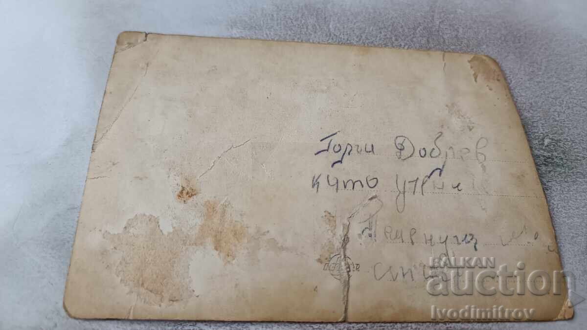 Φωτογραφία Ανδρών γυναικών και παιδιών σε καταφύγιο στο βουνό με τιμή 2.85 BGN | € 1.46 Φωτογραφία Ανδρών γυναικών και παιδιών σε καταφύγιο στο βουνό με τιμή 2.85 BGN | € 1.46