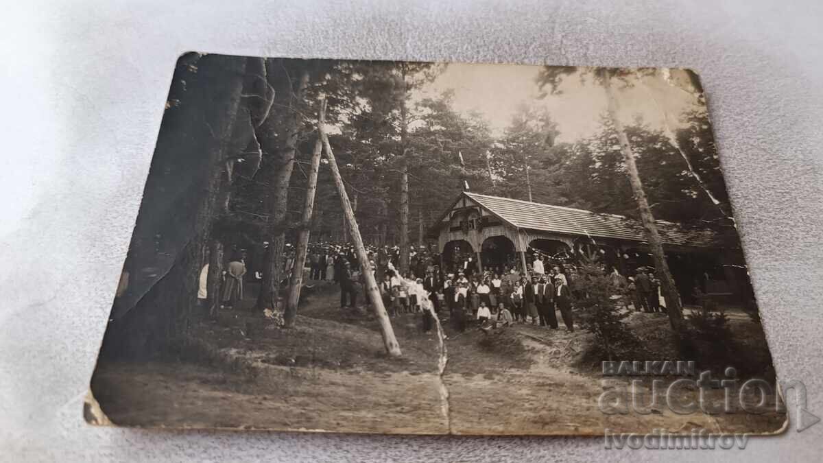 Φωτογραφία Ανδρών γυναικών και παιδιών σε καταφύγιο στο βουνό Φωτογραφία Ανδρών γυναικών και παιδιών σε καταφύγιο στο βουνό