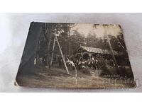 Φωτογραφία Ανδρών γυναικών και παιδιών σε καταφύγιο στο βουνό