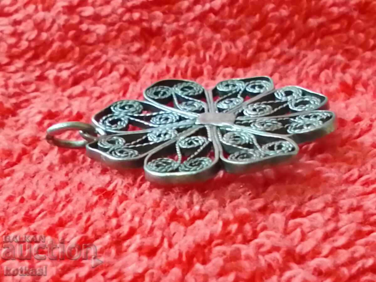 Παράδοση Παλιό μενταγιόν από ασημί φιλιγκράν Παράδοση Παλιό μενταγιόν από ασημί φιλιγκράν