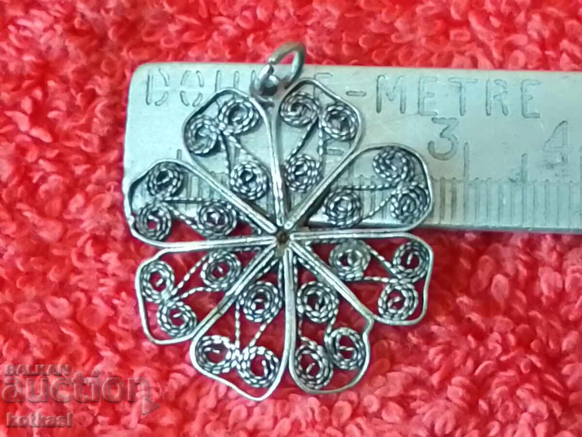 Παλιό μενταγιόν από ασημί φιλιγκράν Παλιό μενταγιόν από ασημί φιλιγκράν