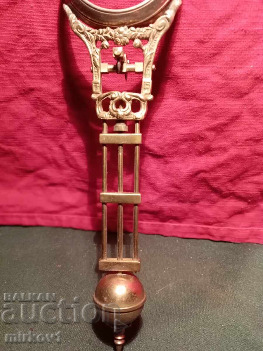 Аукцион Рамо от атрактивен антикварен клатещ се часовник Аукцион Рамо от атрактивен антикварен клатещ се часовник