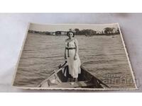 Fotografie: Tânăra femeie într-o barcă pe mare