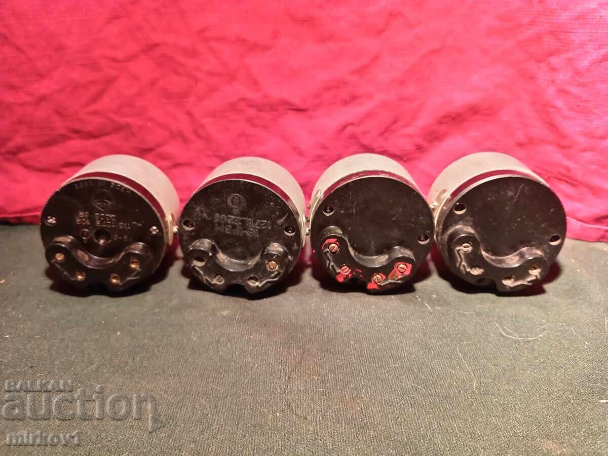 Четири часовника за определено време и три бронзови дръжки с цена 20.00 лв. | € 10.23 Четири часовника за определено време и три бронзови дръжки с цена 20.00 лв. | € 10.23