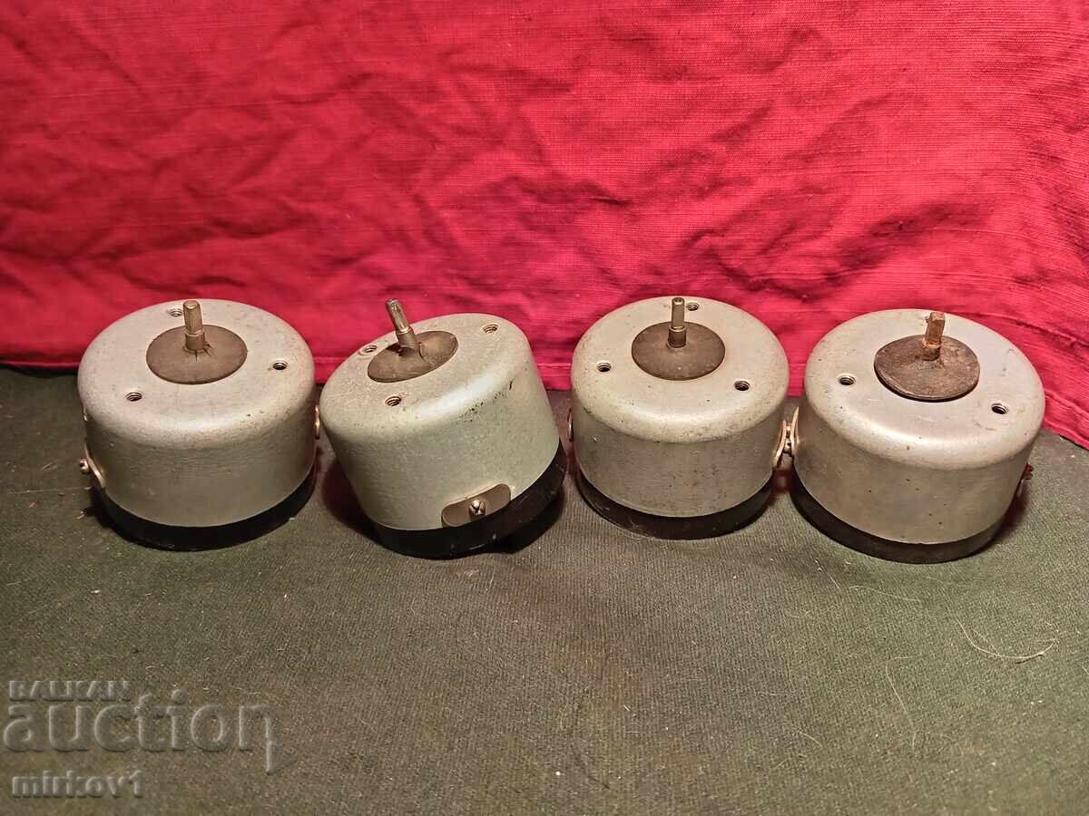 Четири часовника за определено време и три бронзови дръжки Четири часовника за определено време и три бронзови дръжки