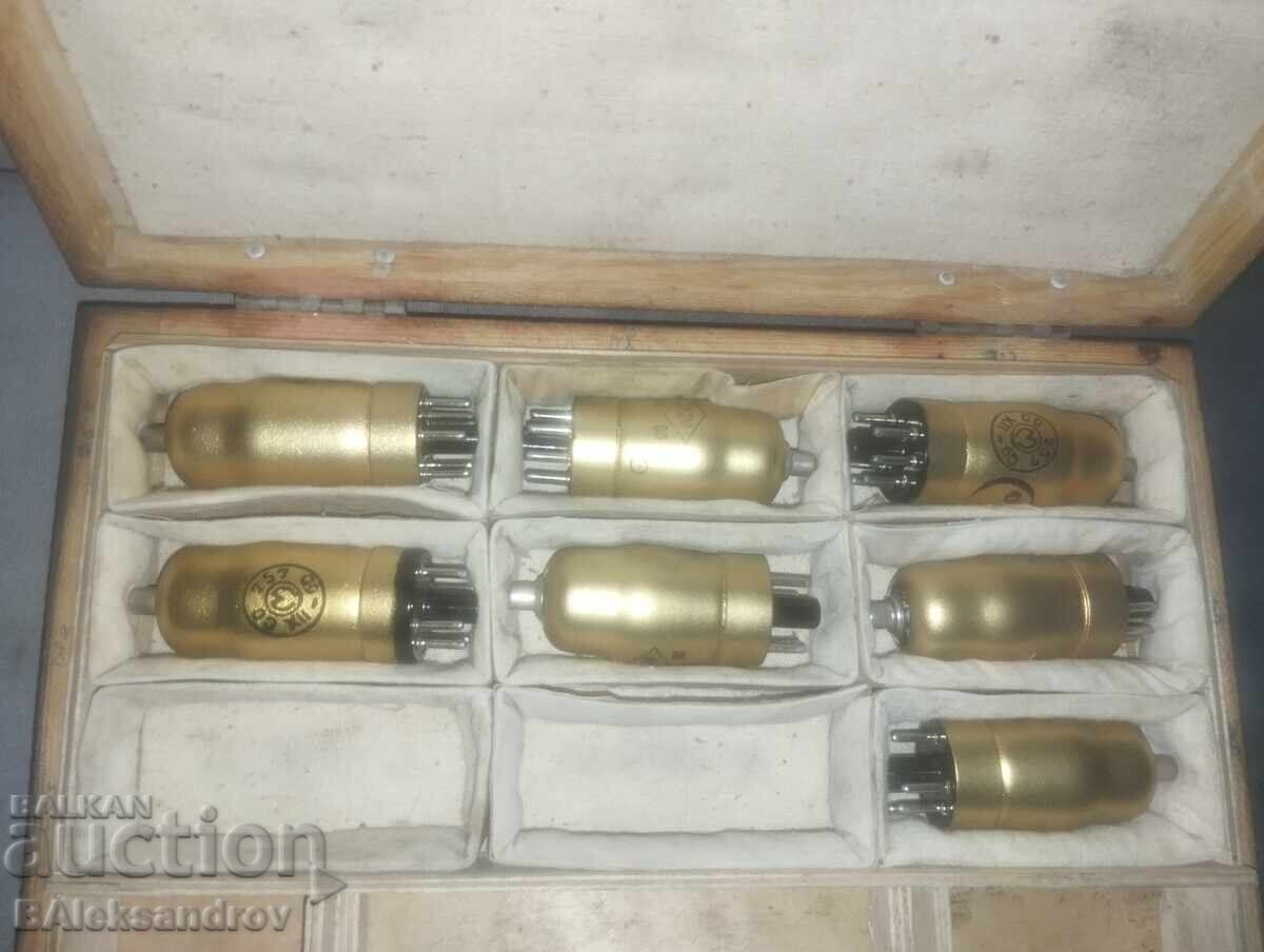 Licitație Lămpi radio într-o valiză de lemn