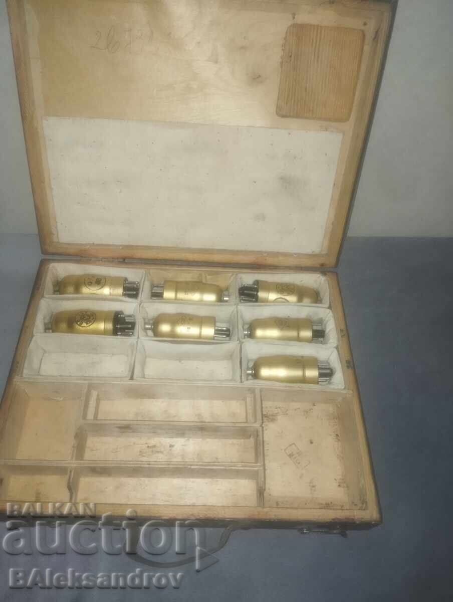 Livrarea Lămpi radio într-o valiză de lemn