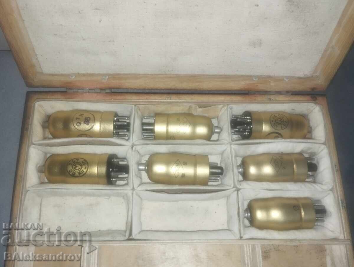 Lămpi radio într-o valiză de lemn