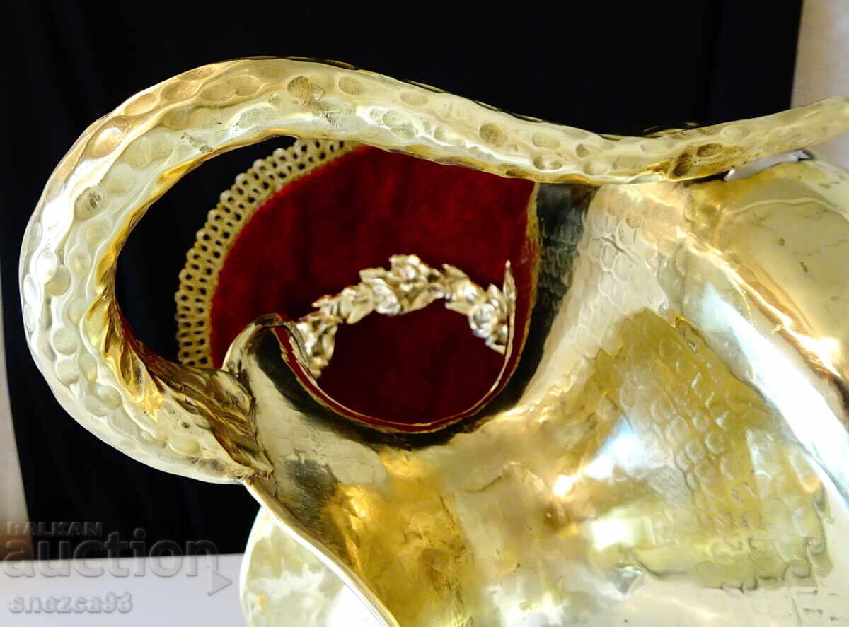 Доставка на Царска бронзова кана за вино 3 л.,позлата. Доставка на Царска бронзова кана за вино 3 л.,позлата.