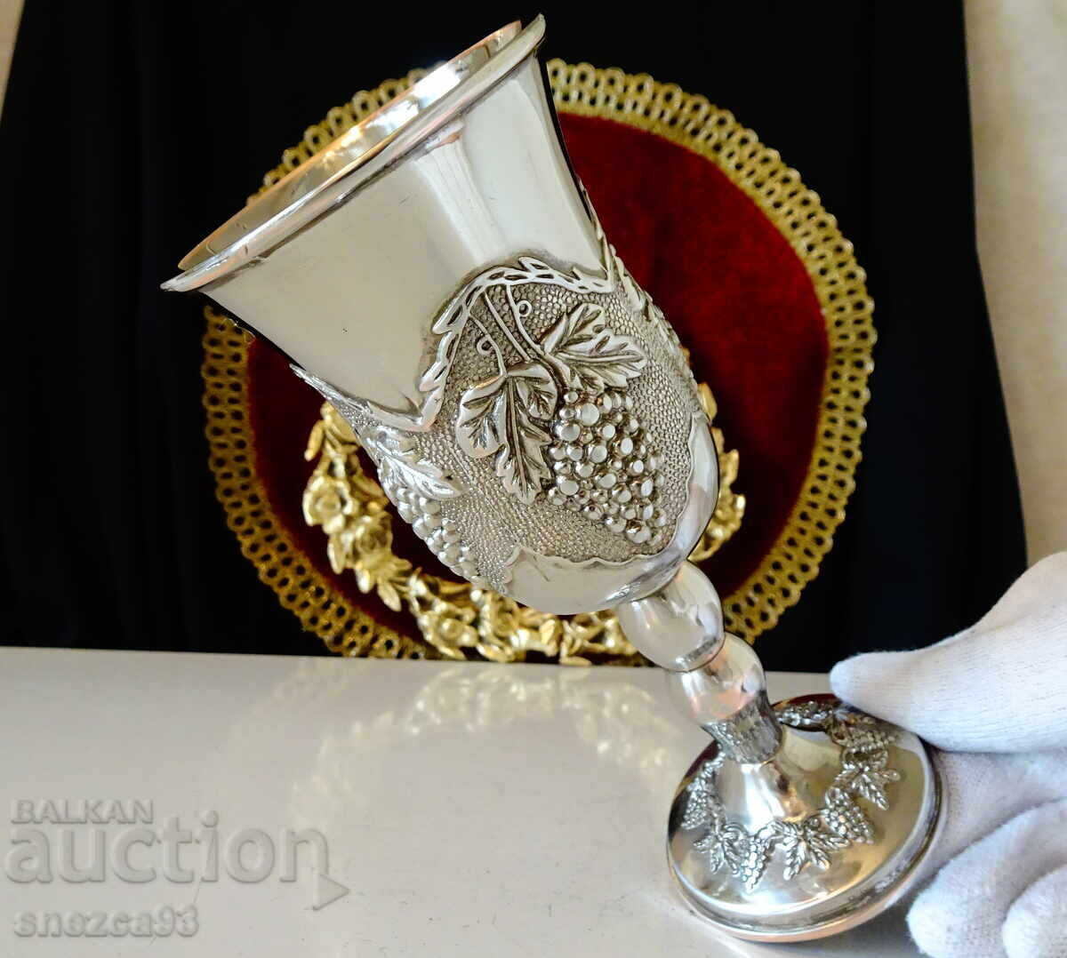 Посребрен меден бокал,чаша за вино,лози,грозде. Посребрен меден бокал,чаша за вино,лози,грозде.