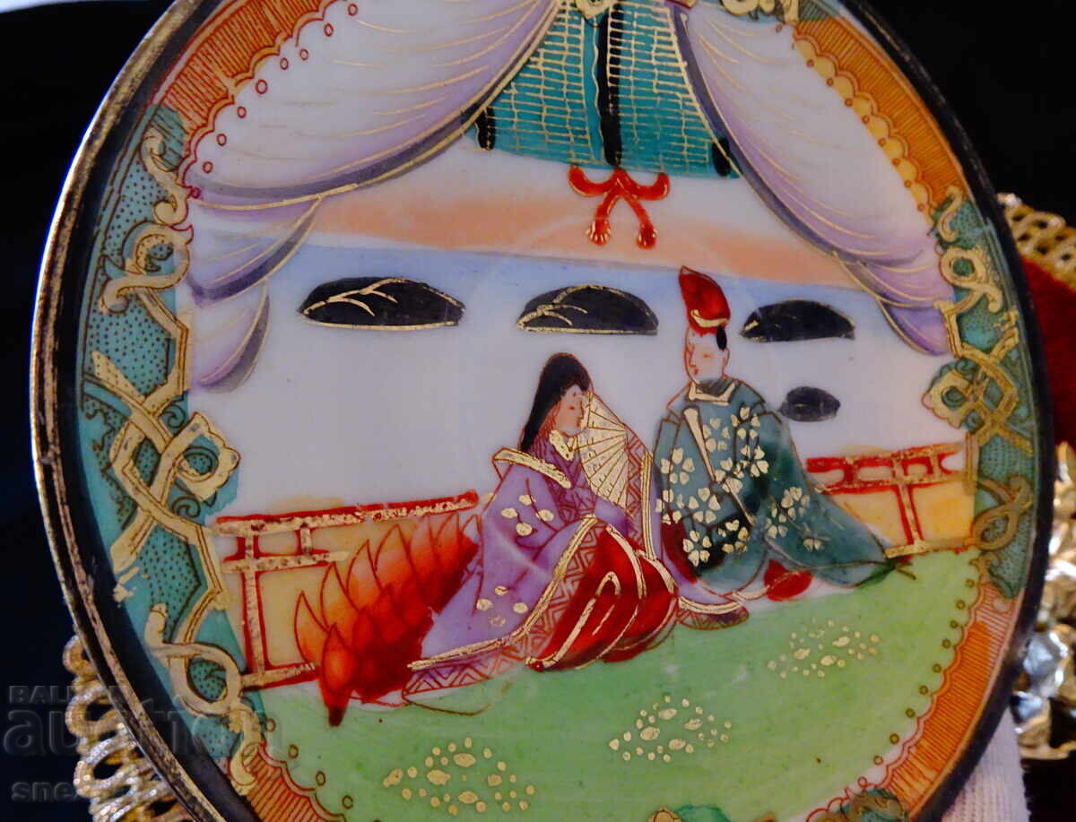 Auction Chinese porcelain plate, gold Auction Chinese porcelain plate, gold