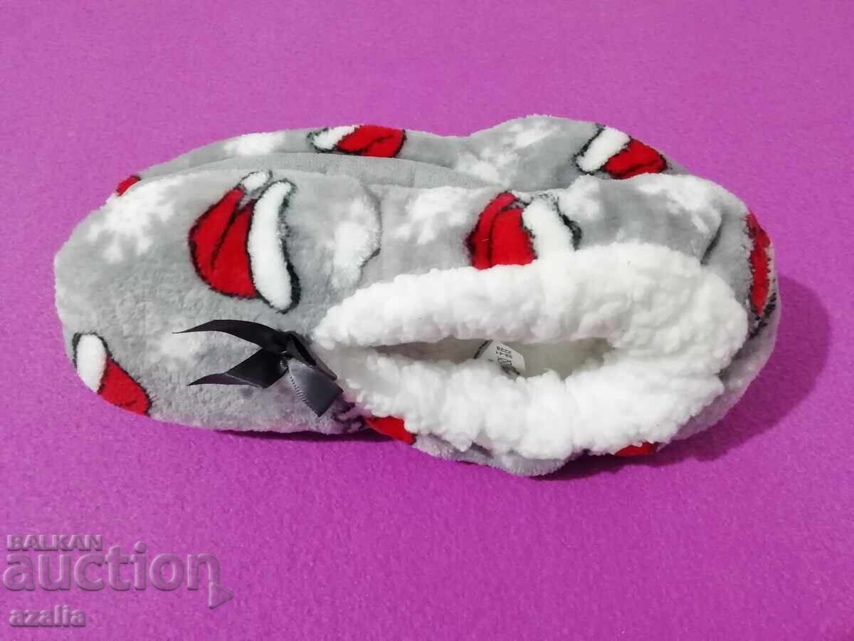 Пухкави пантофи за Коледа 39 номер с цена € 3.07 | 6.00 лв.