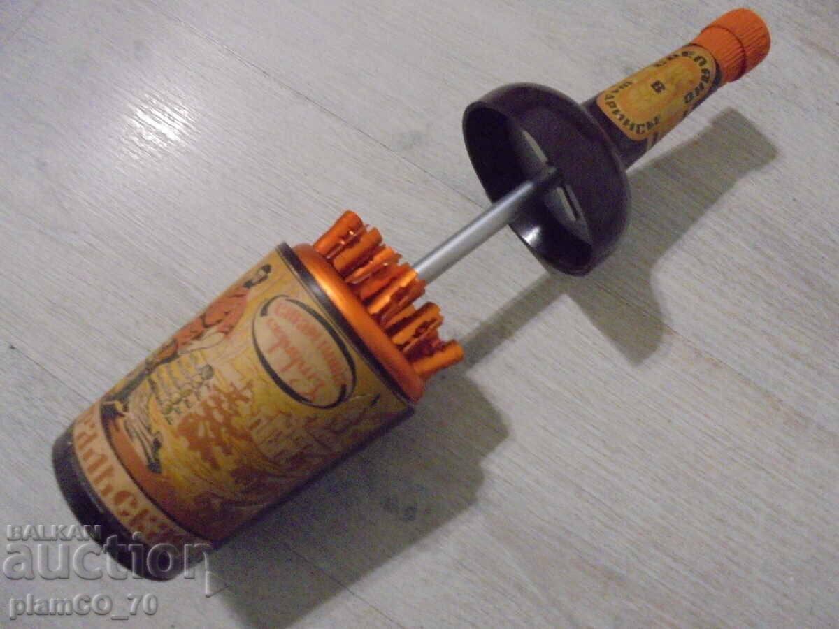 №*8409 Стар руски бакелитов цигаретник във форма на бутилка
