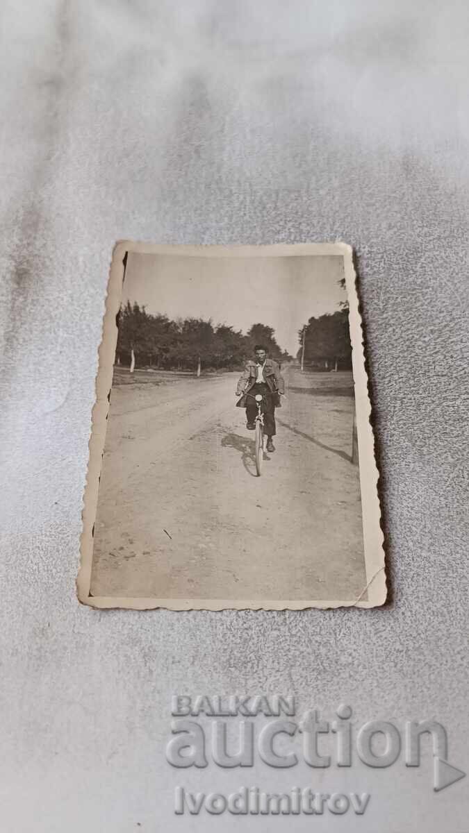 Снимка Хайрединъ Млад мъж с ретро влосипед на шосето 1944