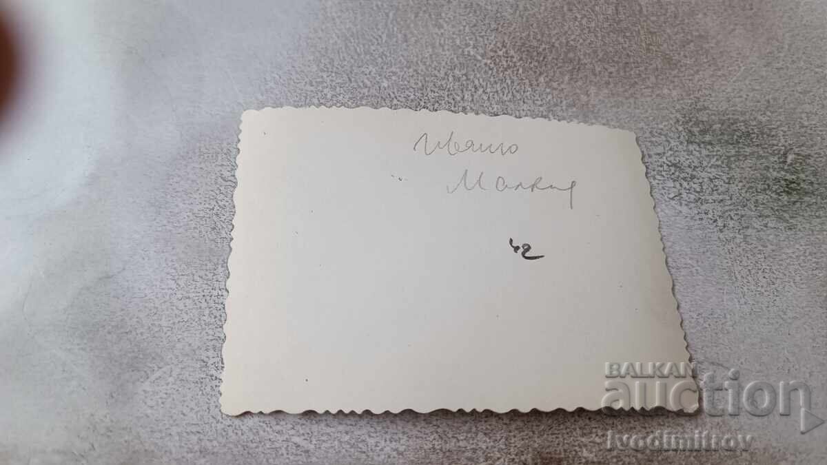 Снимка Офицери и войници пред ретро военни автомобили с цена € 1.35 | 2.64 лв.