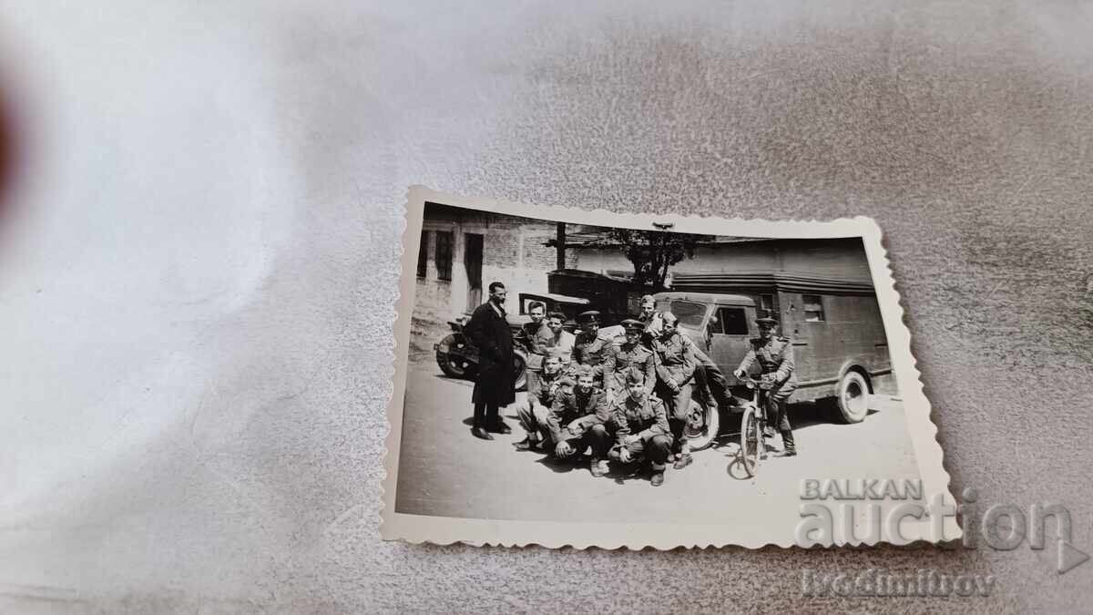 Снимка Офицери и войници пред ретро военни автомобили