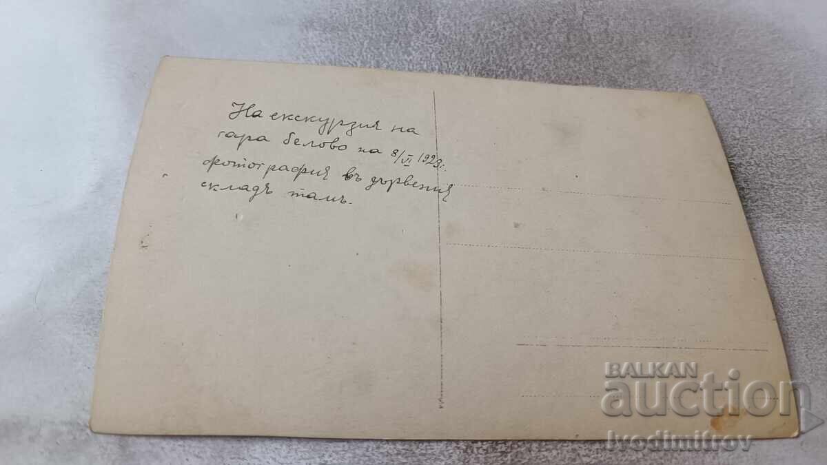 Fotografie Belovo Elevi și profesori în depozitul de lemn 1923 cu preț € 1.20 | 2.35 BGN