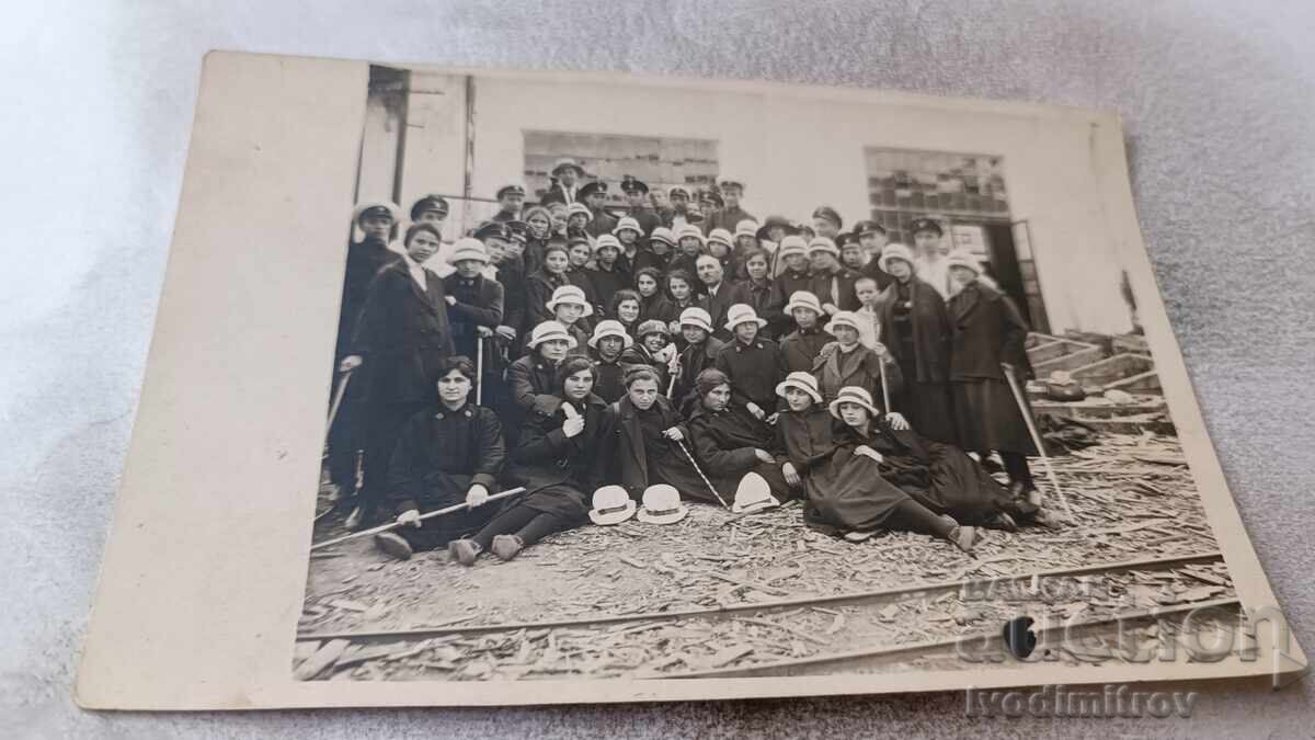 Fotografie Belovo Elevi și profesori în depozitul de lemn 1923