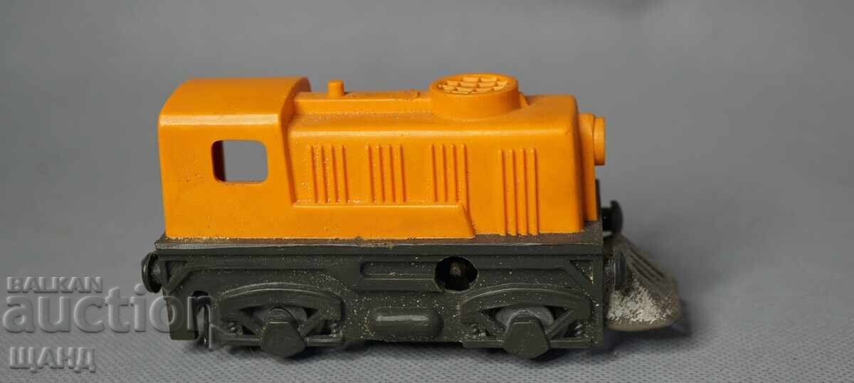 Παλιό πλαστικό μηχανικό παιχνίδι τρένο ατμομηχανή