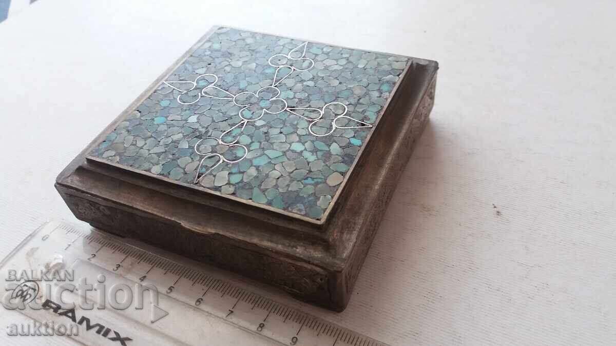 СТАРА МАСИВНА МЕТАЛНА КУТИЙКА ЗА БИЖУТА С КАМЪНИ с цена € 10.22 | 19.99 лв.