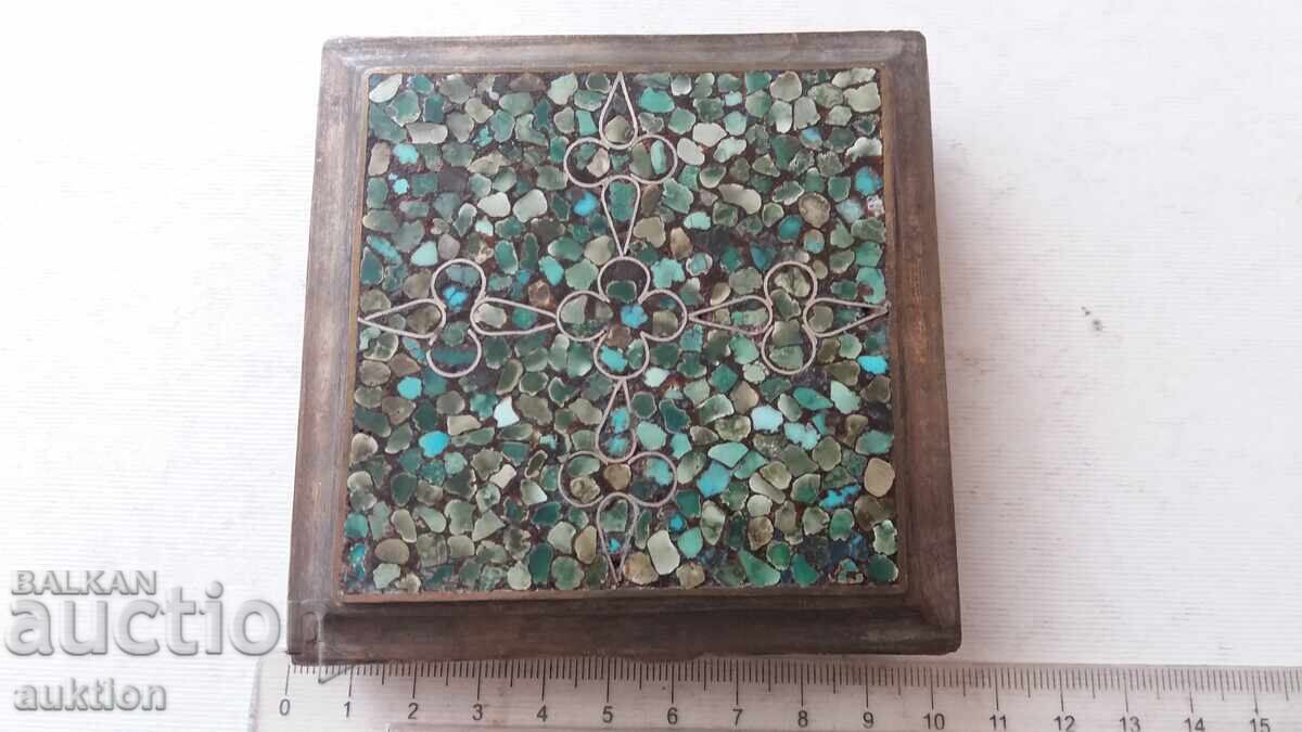 Аукцион СТАРА МАСИВНА МЕТАЛНА КУТИЙКА ЗА БИЖУТА С КАМЪНИ