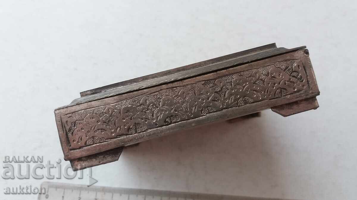 Доставка на СТАРА МАСИВНА МЕТАЛНА КУТИЙКА ЗА БИЖУТА С КАМЪНИ