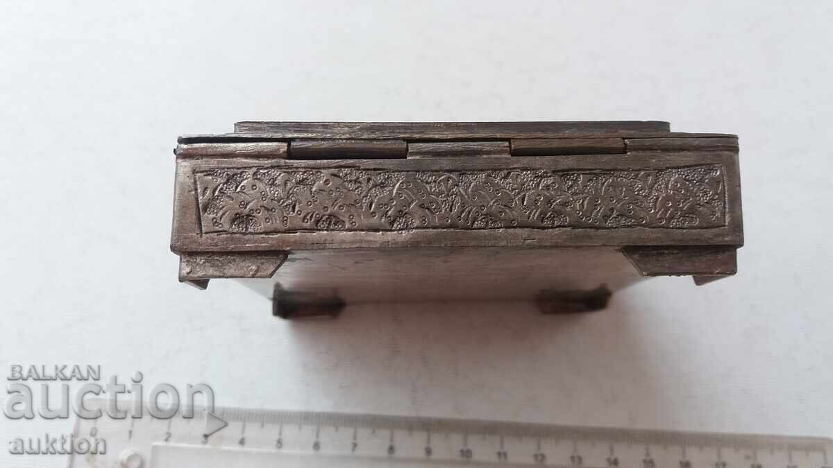 СТАРА МАСИВНА МЕТАЛНА КУТИЙКА ЗА БИЖУТА С КАМЪНИ - 5