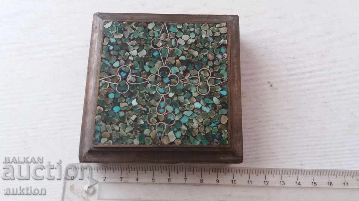 СТАРА МАСИВНА МЕТАЛНА КУТИЙКА ЗА БИЖУТА С КАМЪНИ