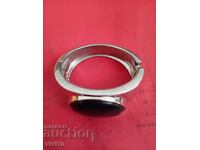 Αρχαίο βραχιόλι από μέταλλο και όνυχα