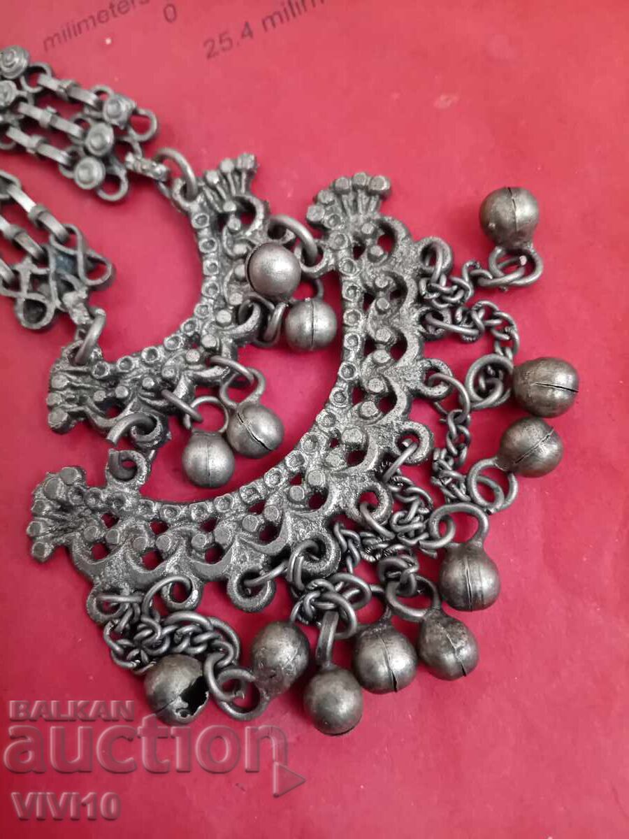 Livrarea Colier vechi din metal Livrarea Colier vechi din metal