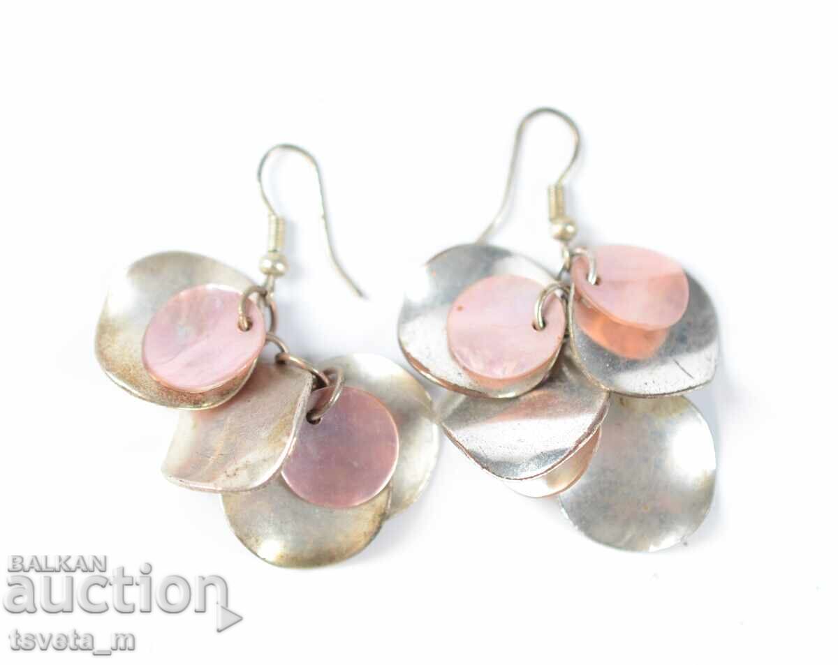 Висящи обици от метал и седеф с цена € 2.05 | 4.01 лв.