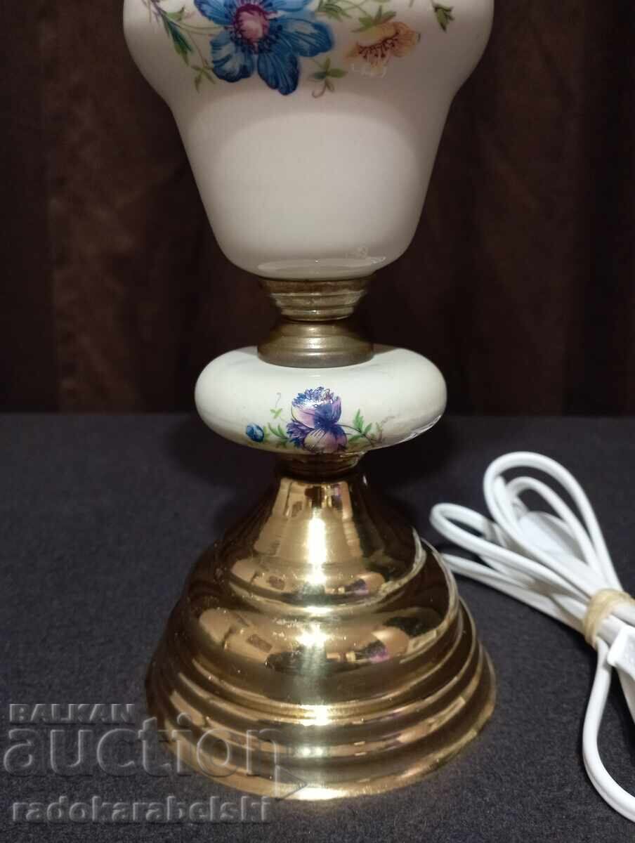 Licitație Set de două lămpi din porțelan cu abajururi din sticlă albă